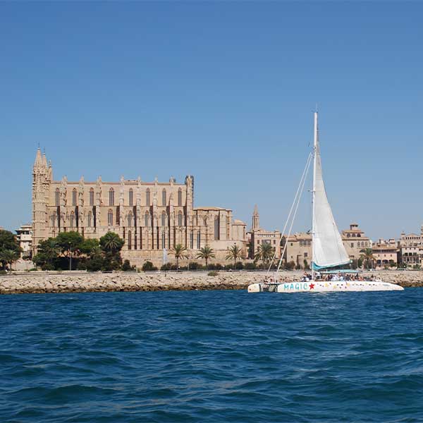 Magic Catamarans - Excursiones en catamarán por Roses (Costa Brava)